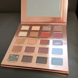Iconic London Desk to Dance 20 color eyeshadow palette brand new in box!